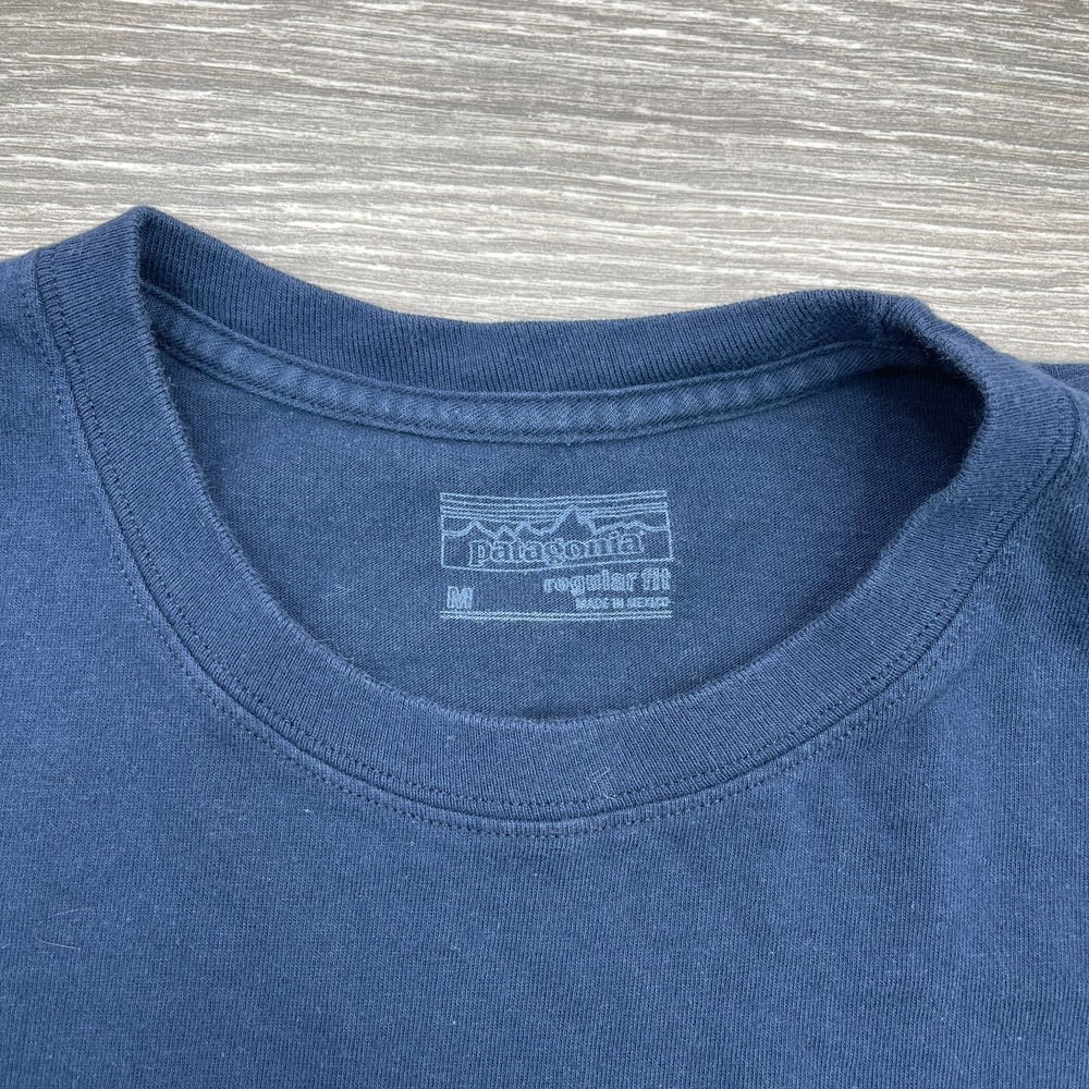 Patagonia Shirt Men Medium Navy Blue Graphic Scenic Mountain Gorpcore Pocket Tee - Picture 4 of 8